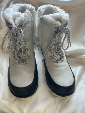 Women’s Winter Lace-Up Shearling Boots - White and Black